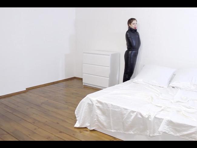 Mary_Rock Porno Video: Mary Rock im schwarzen Polarsack